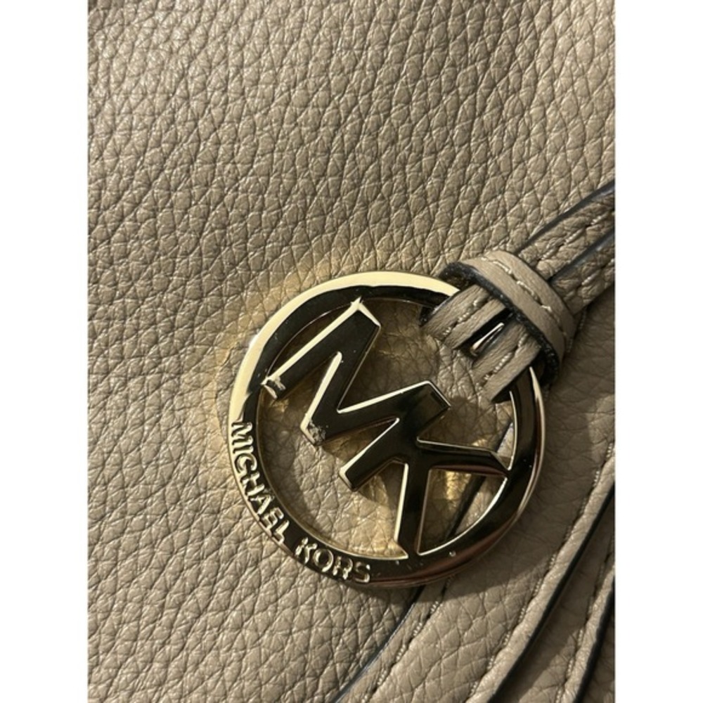 MICHAEL KORS TAN CROSSBODY, LARGE, SOFT‎ LEATHER, GOLD TRIM, STRAP, SUPER CUTE! - Picture 5 of 8
